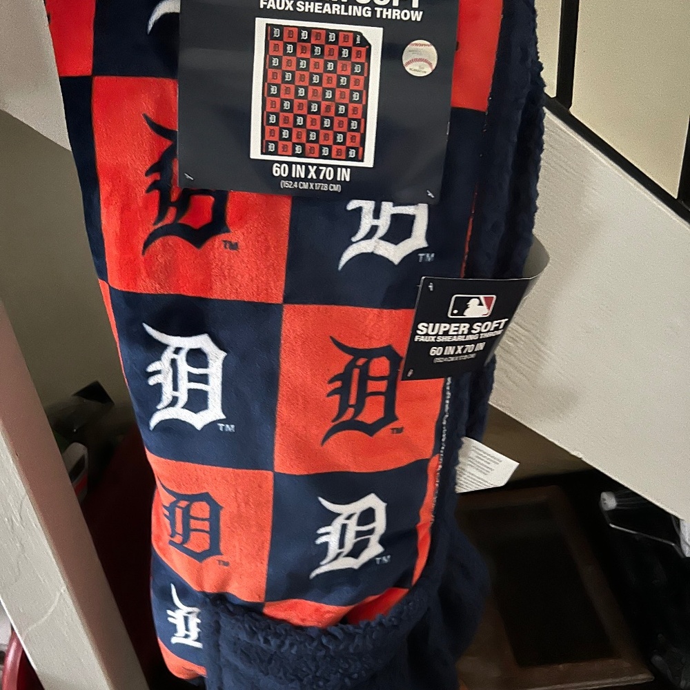 Super soft fauxshearling  throw 60” x 70”  Detroit Tigers official